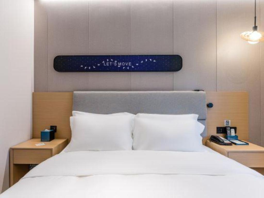 Echarm North Bund Tilanqiao Metro Station Hotel 3*
