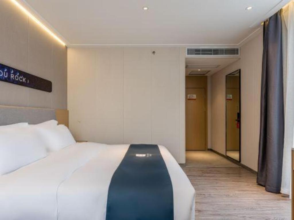 Echarm North Bund Tilanqiao Metro Station Hotel