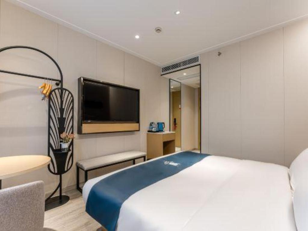 Echarm North Bund Tilanqiao Metro Station Hotel