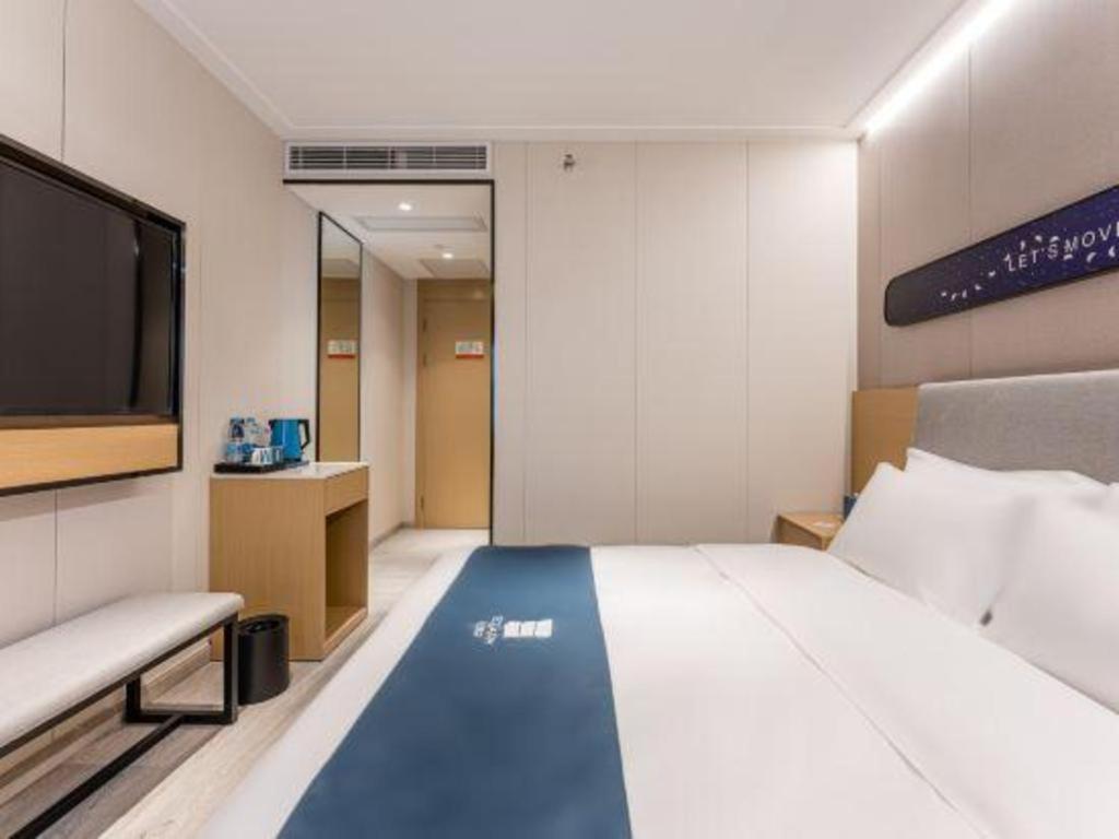 Hotel Echarm North Bund Tilanqiao Metro Station