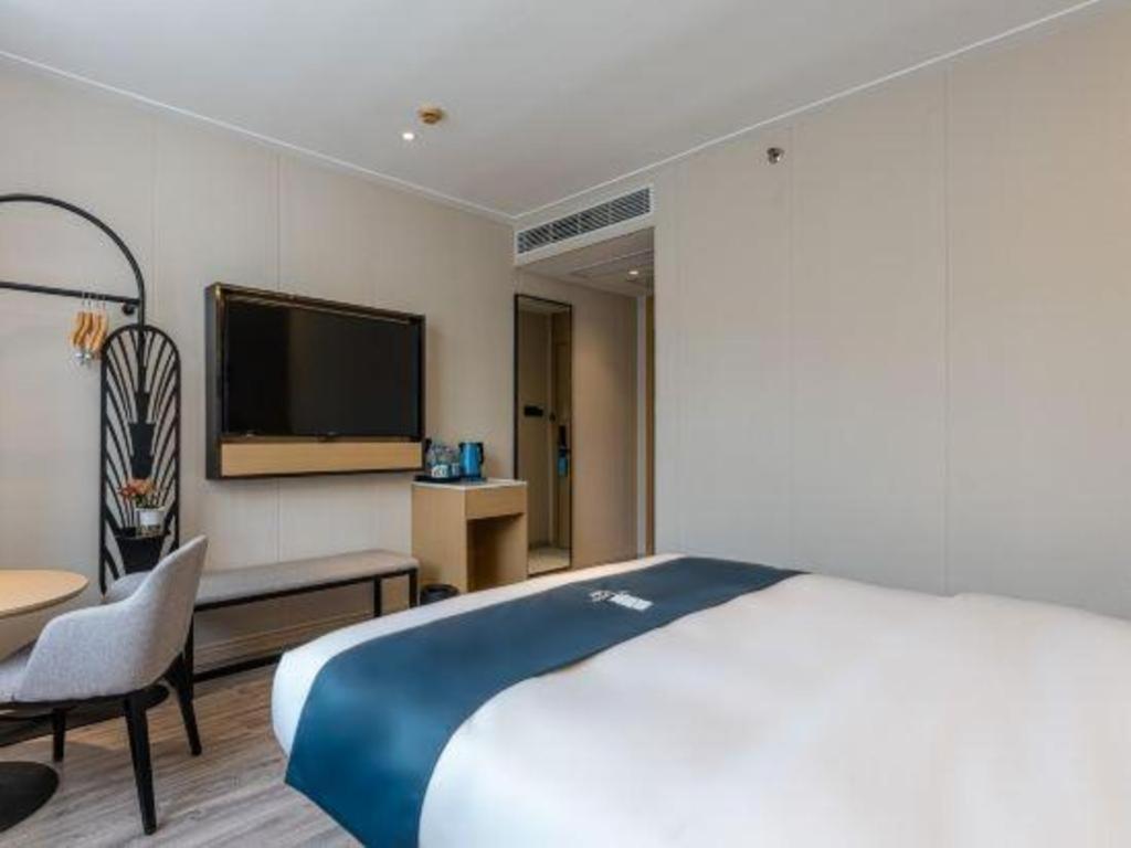 Echarm North Bund Tilanqiao Metro Station 3*