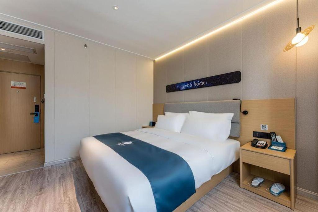 Echarm North Bund Tilanqiao Metro Station Hotel 3*