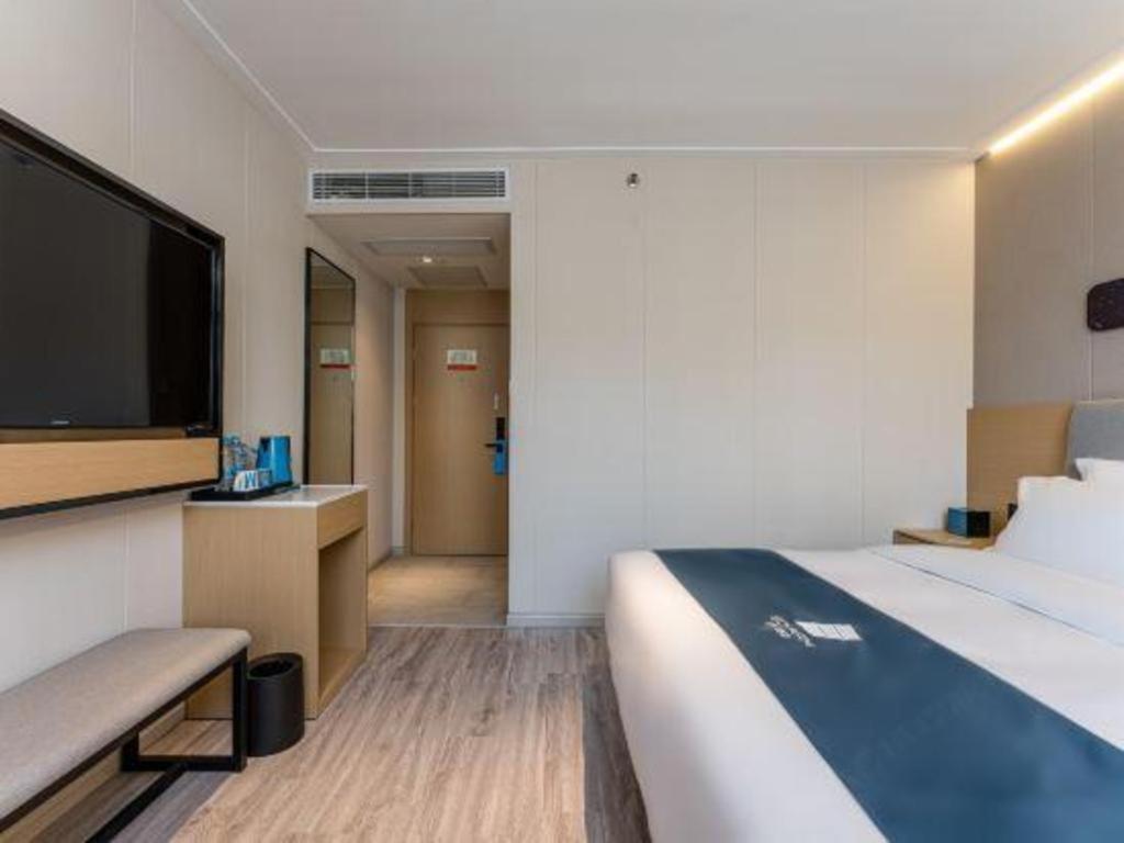 Hotel Echarm North Bund Tilanqiao Metro Station 3*