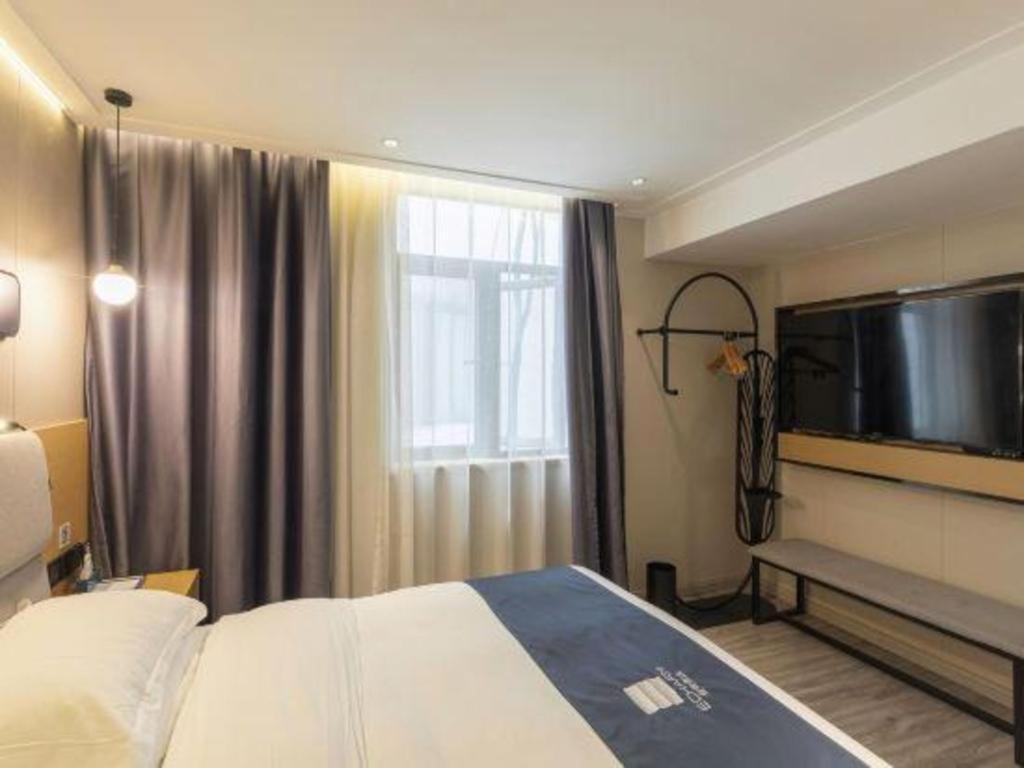 Echarm North Bund Tilanqiao Metro Station Hotel 3*