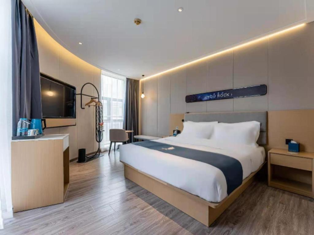 Hotel Echarm North Bund Tilanqiao Metro Station