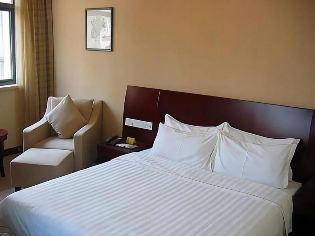 Echarm North Bund Tilanqiao Metro Station 3*