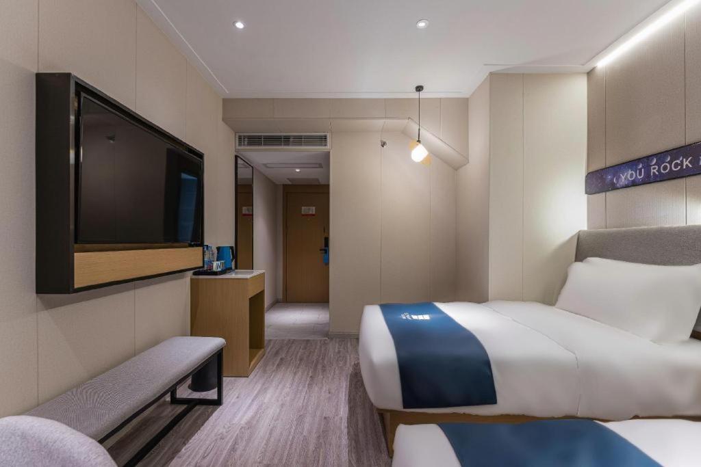 Hotel Echarm North Bund Tilanqiao Metro Station 3*