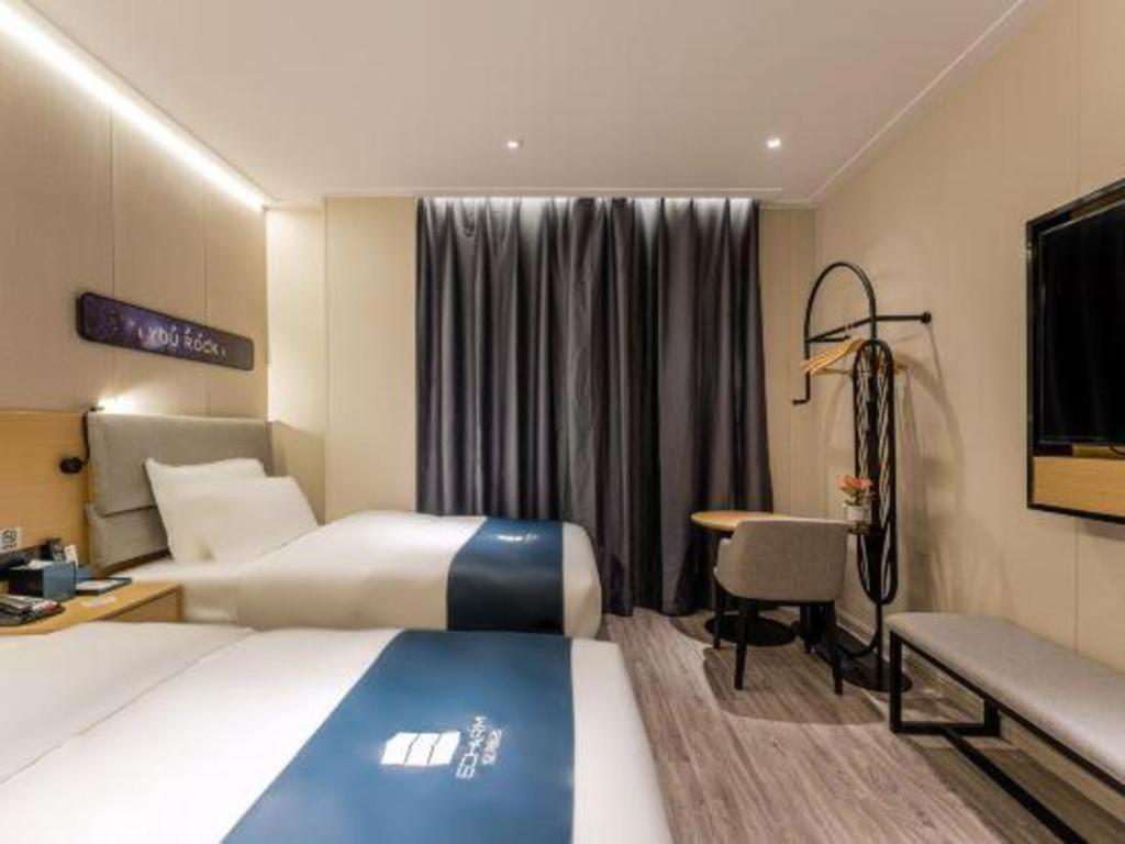 Echarm North Bund Tilanqiao Metro Station 3*
