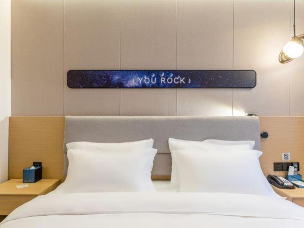 Hotel Echarm North Bund Tilanqiao Metro Station 3*