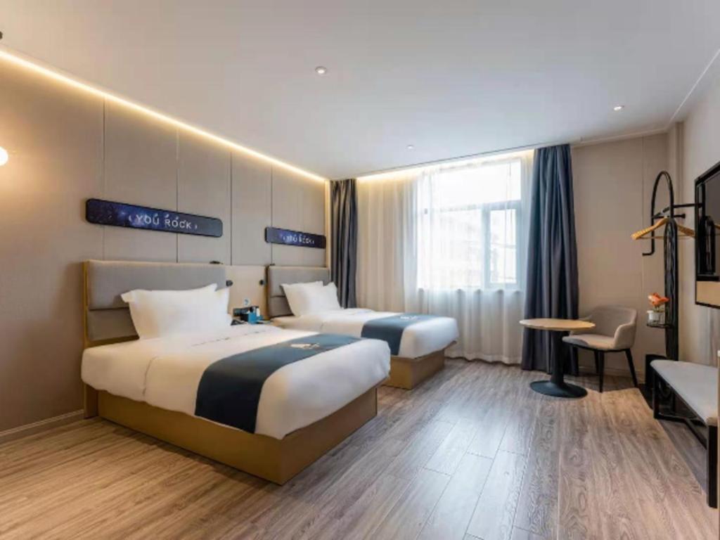 Echarm North Bund Tilanqiao Metro Station 3*