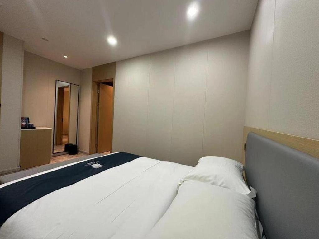 Hotel Echarm North Bund Tilanqiao Metro Station