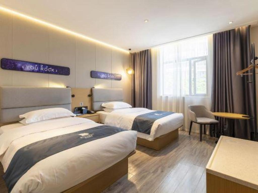 Echarm North Bund Tilanqiao Metro Station 3*
