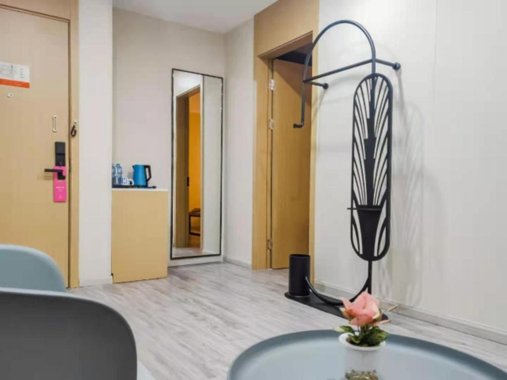 Hotel Echarm North Bund Tilanqiao Metro Station 3*