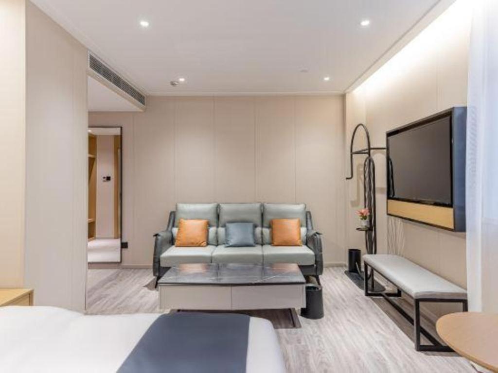 Echarm North Bund Tilanqiao Metro Station Hotel 3*