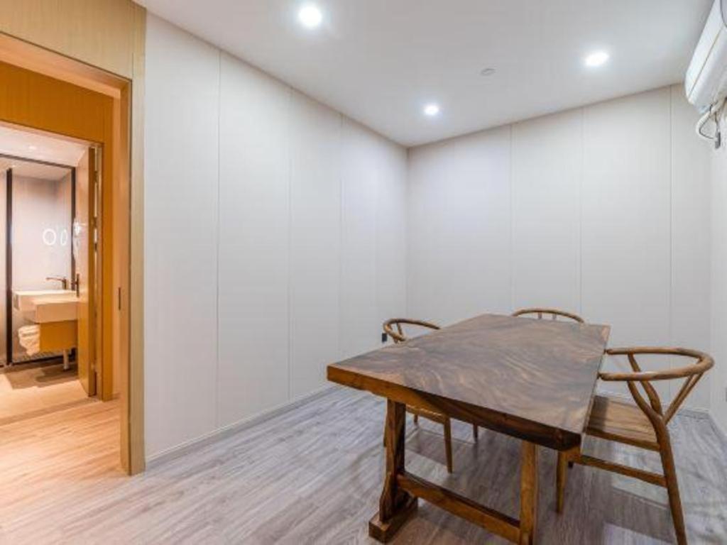 Echarm North Bund Tilanqiao Metro Station 3*