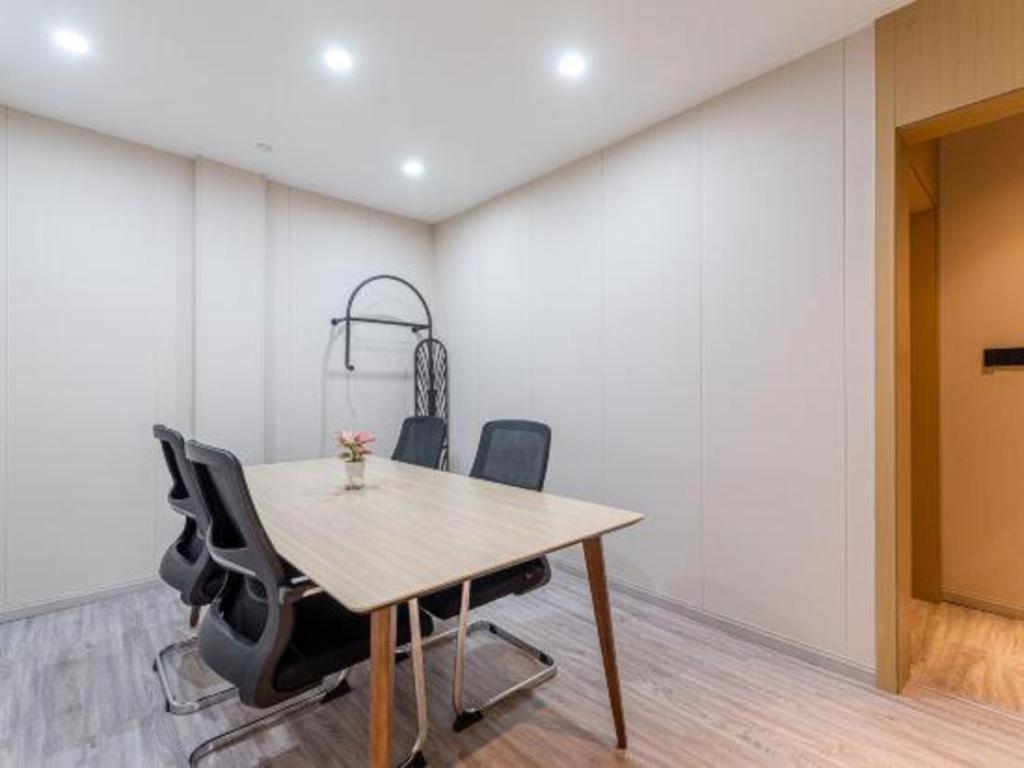 Echarm North Bund Tilanqiao Metro Station Hotel 3*