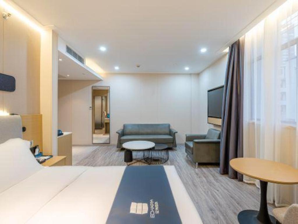 Echarm North Bund Tilanqiao Metro Station 3*