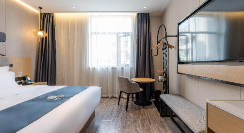 Hotel Echarm North Bund Tilanqiao Metro Station 3*