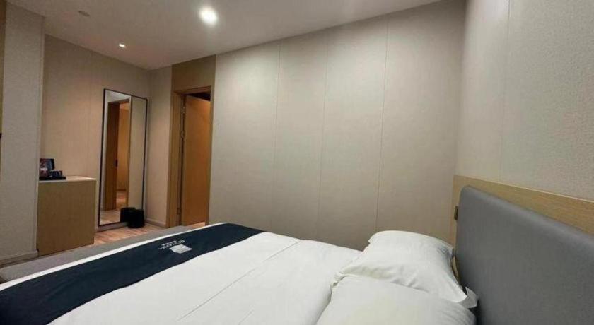 Echarm North Bund Tilanqiao Metro Station Hotel
